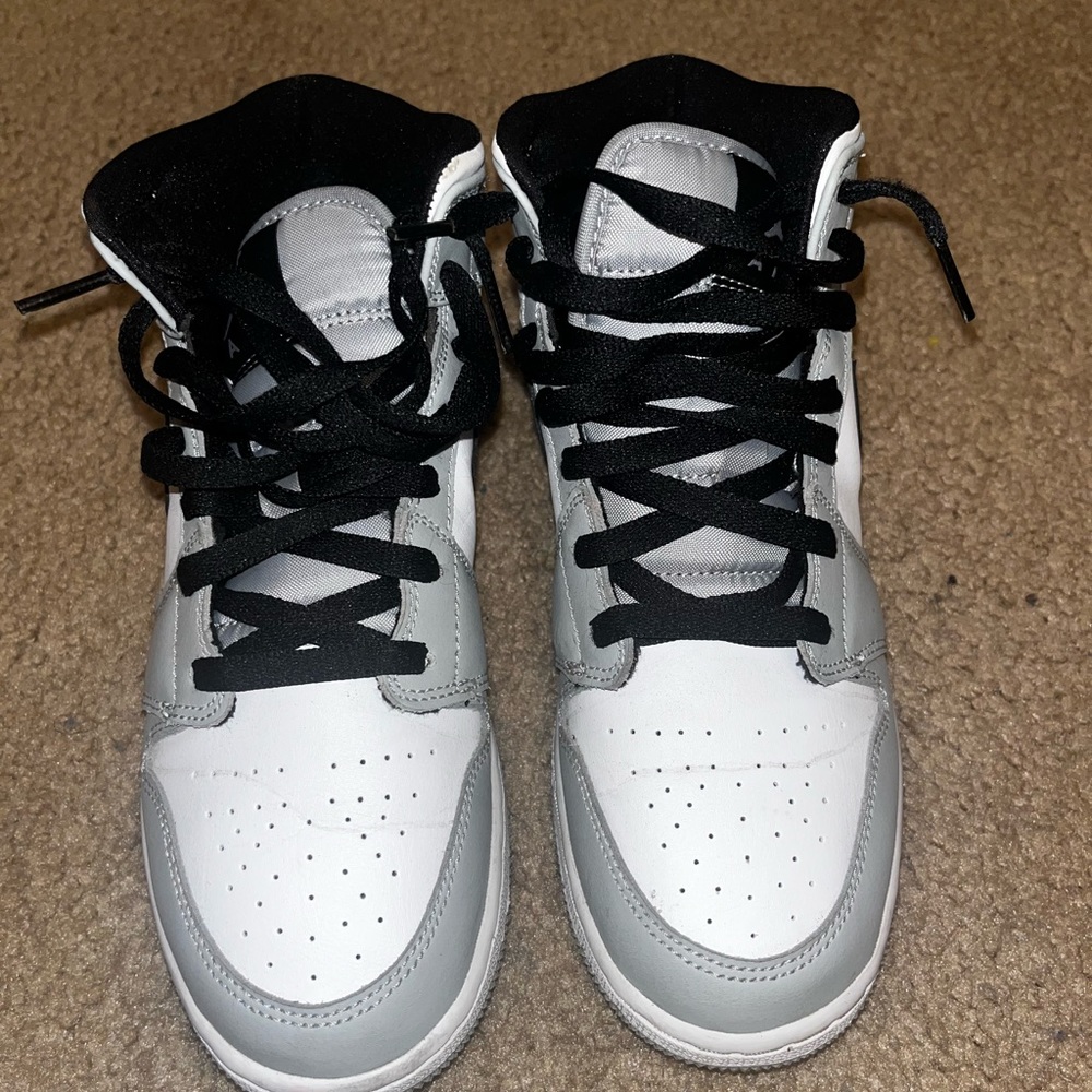 Authenic jordon sneaker.size 6Y or 7 1/2women